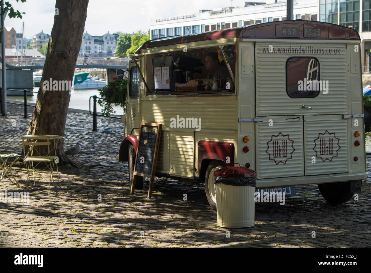 Bristol Harbourside Bristol Inglaterra Ward y Williams van de café Foto de stock