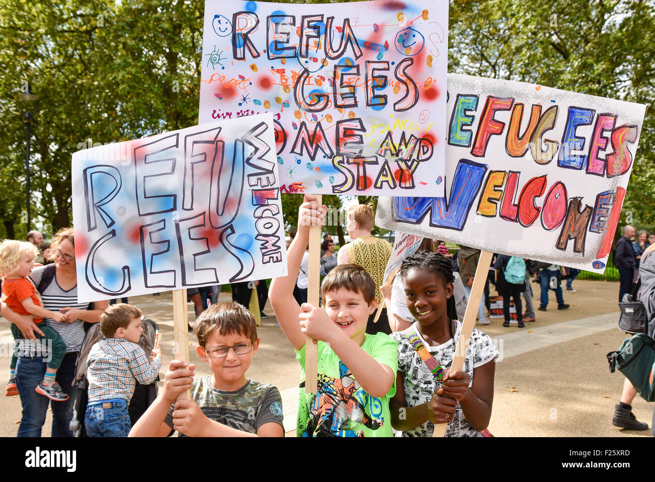 Londres, Reino Unido. 12 de septiembre de 2015. Maria, Dylan y Max exhibe con orgullo sus coloridos carteles como éstos marchan en apoyo de los refugiados. Crédito: Gordon Scammell/Alamy Live News Foto de stock