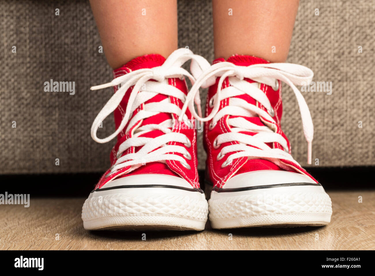 cortar Comienzo discordia Niña vistiendo un par de zapatillas rojas en casa Fotografía de stock -  Alamy