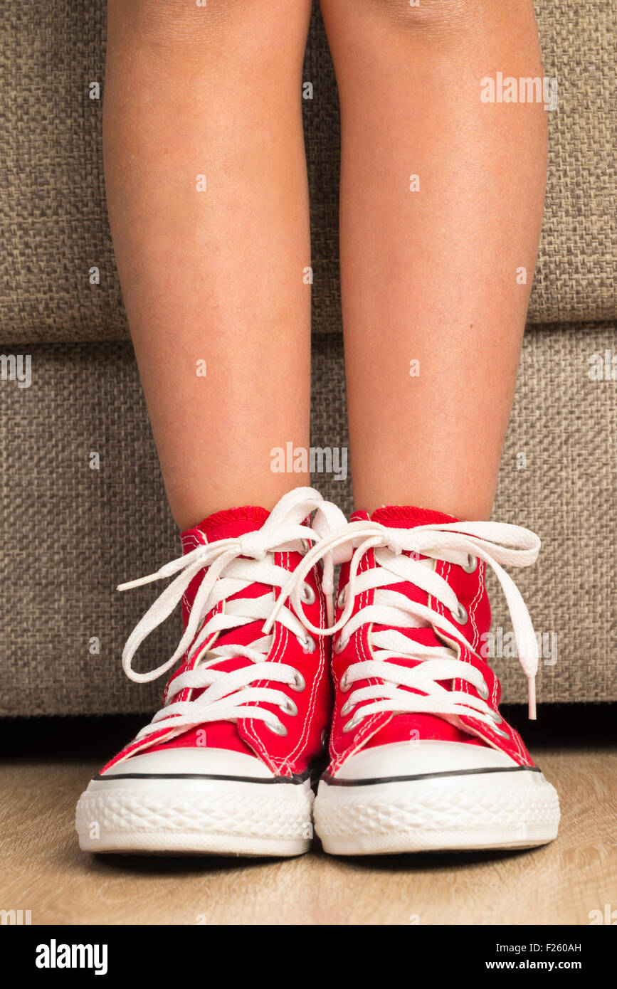 cortar Comienzo discordia Niña vistiendo un par de zapatillas rojas en casa Fotografía de stock -  Alamy