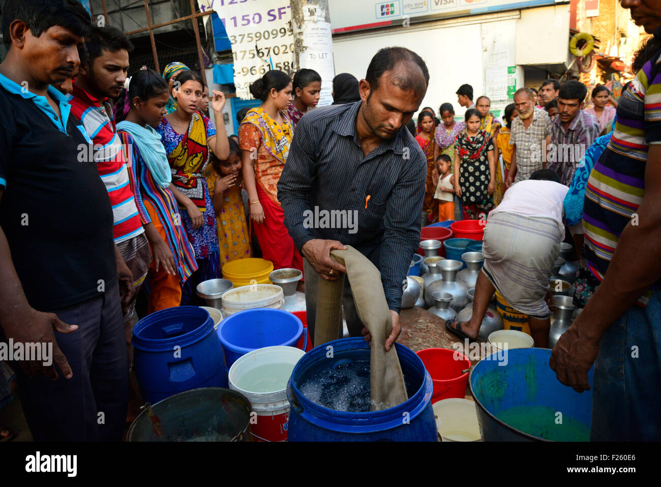 Dhaka, Bangladesh. 12 Sep, 2015. Ciudadanos de Bangladesh colas para recoger el agua de una cisterna en Dhaka el 12 de septiembre de 2015, en una zona que ha estado experimentando una aguda crisis de agua durante más de dos semanas en Tejgaon en Dhaka. Crédito: Mamunur Rashid/Alamy Live News Foto de stock