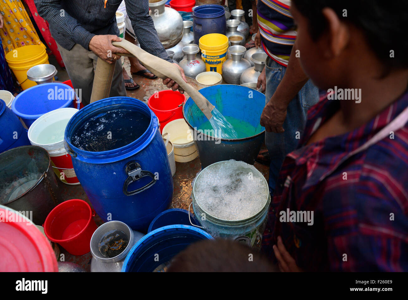 Dhaka, Bangladesh. 12 Sep, 2015. Ciudadanos de Bangladesh colas para recoger el agua de una cisterna en Dhaka el 12 de septiembre de 2015, en una zona que ha estado experimentando una aguda crisis de agua durante más de dos semanas en Tejgaon en Dhaka. Crédito: Mamunur Rashid/Alamy Live News Foto de stock