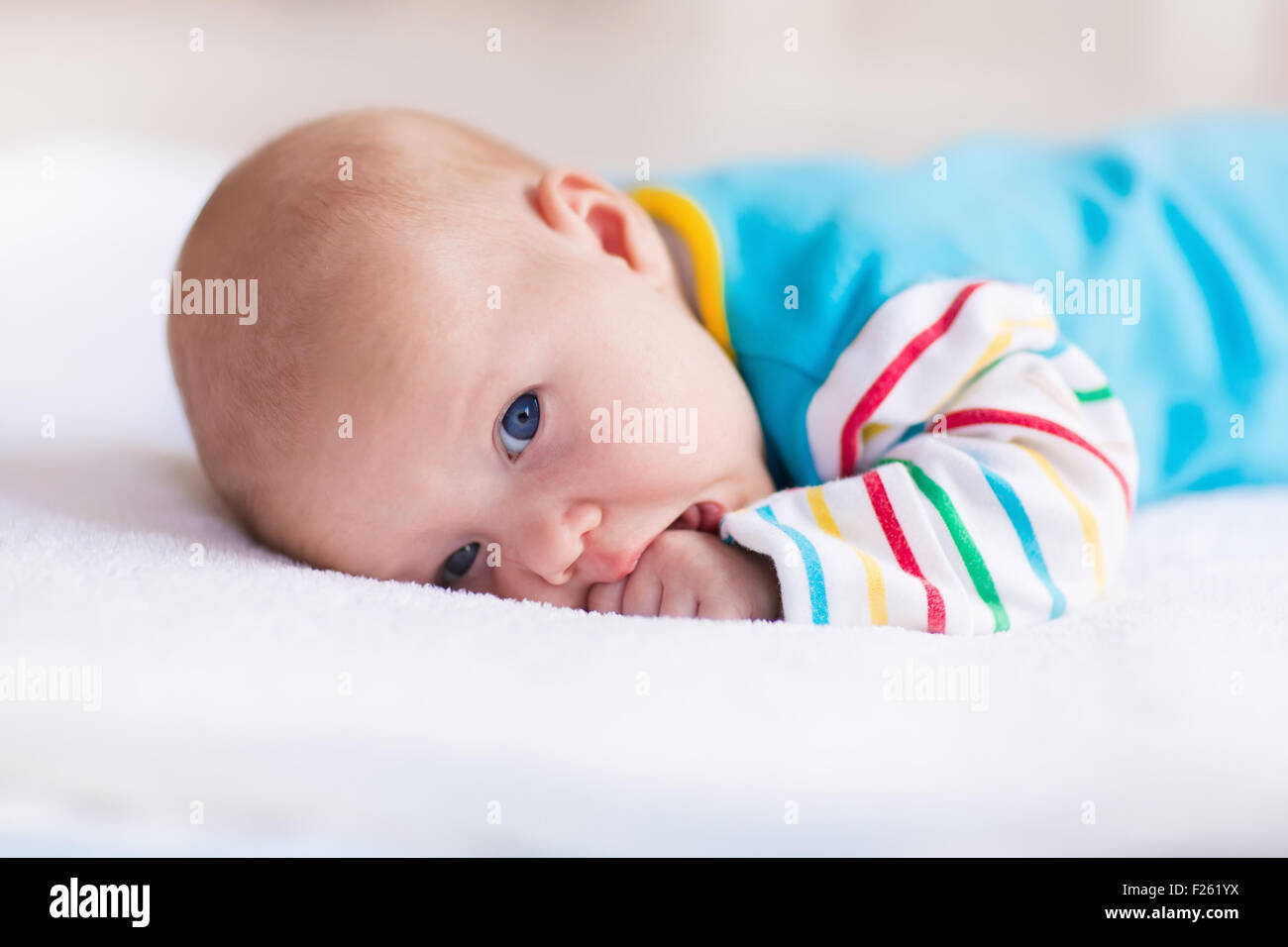 Niña recién nacida en la cesta de moisés. Concepto de crianza, educación y  atención de salud para recién nacidos Fotografía de stock - Alamy