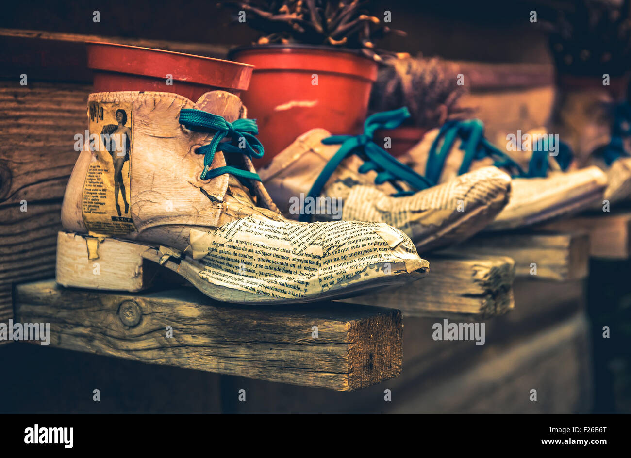 Zapatos viejos olla fotografías e imágenes de alta resolución - Alamy
