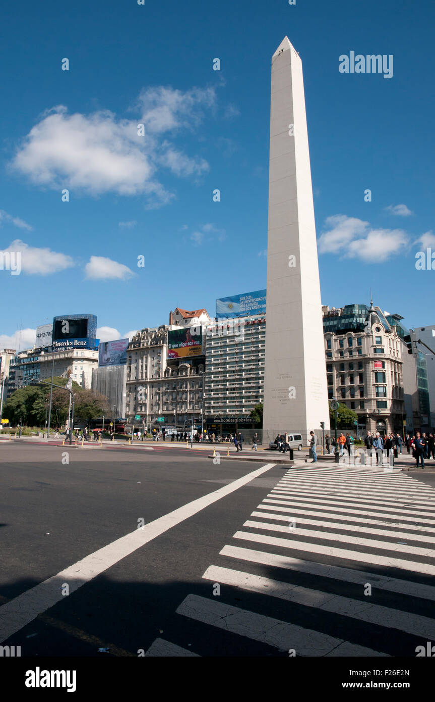 El Obelisco es el icono de Buenos Aires, en la Plaza de la Republica, construido en 1936. Foto de stock