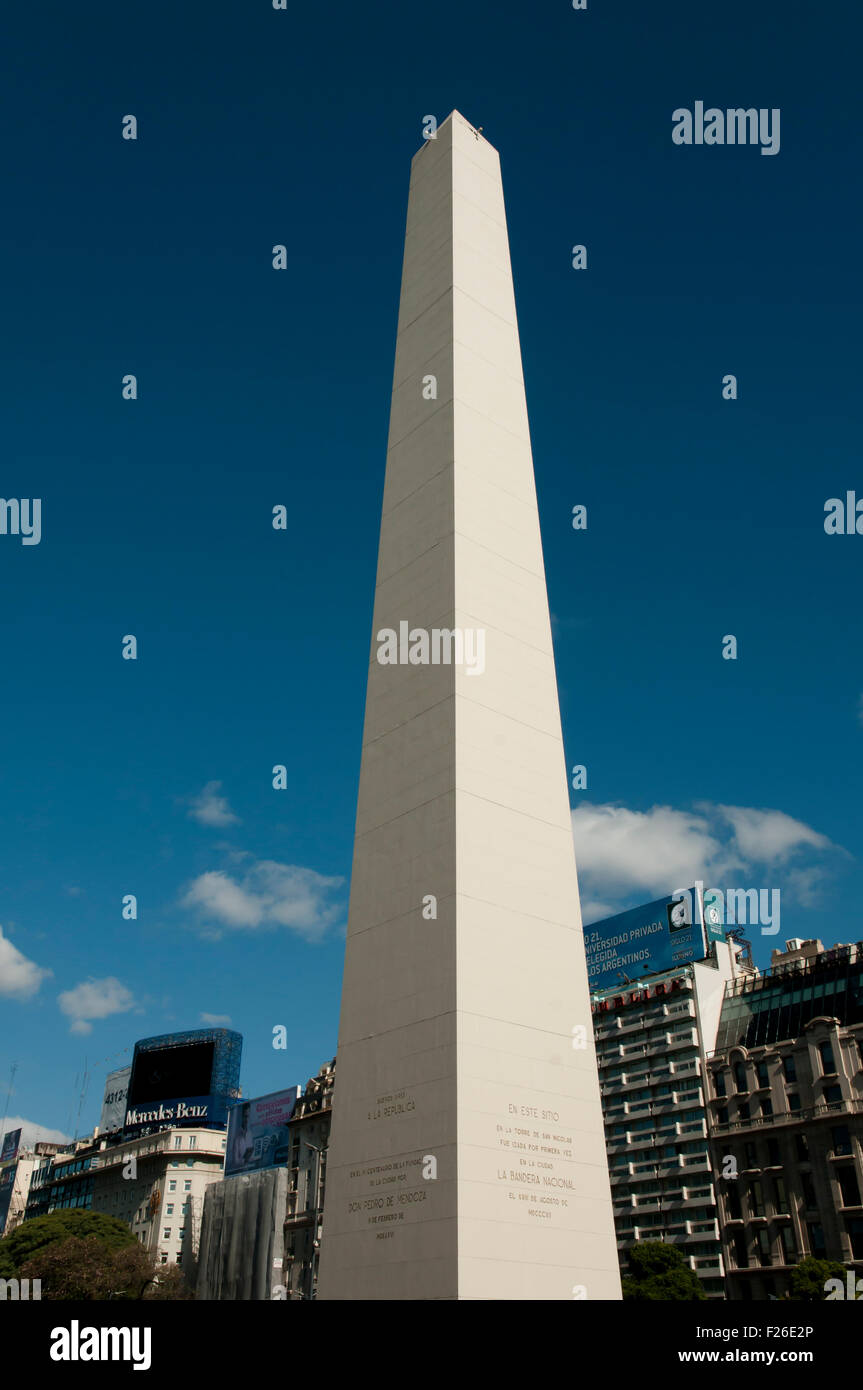 El Obelisco es el icono de Buenos Aires, en la Plaza de la Republica, construido en 1936. Foto de stock