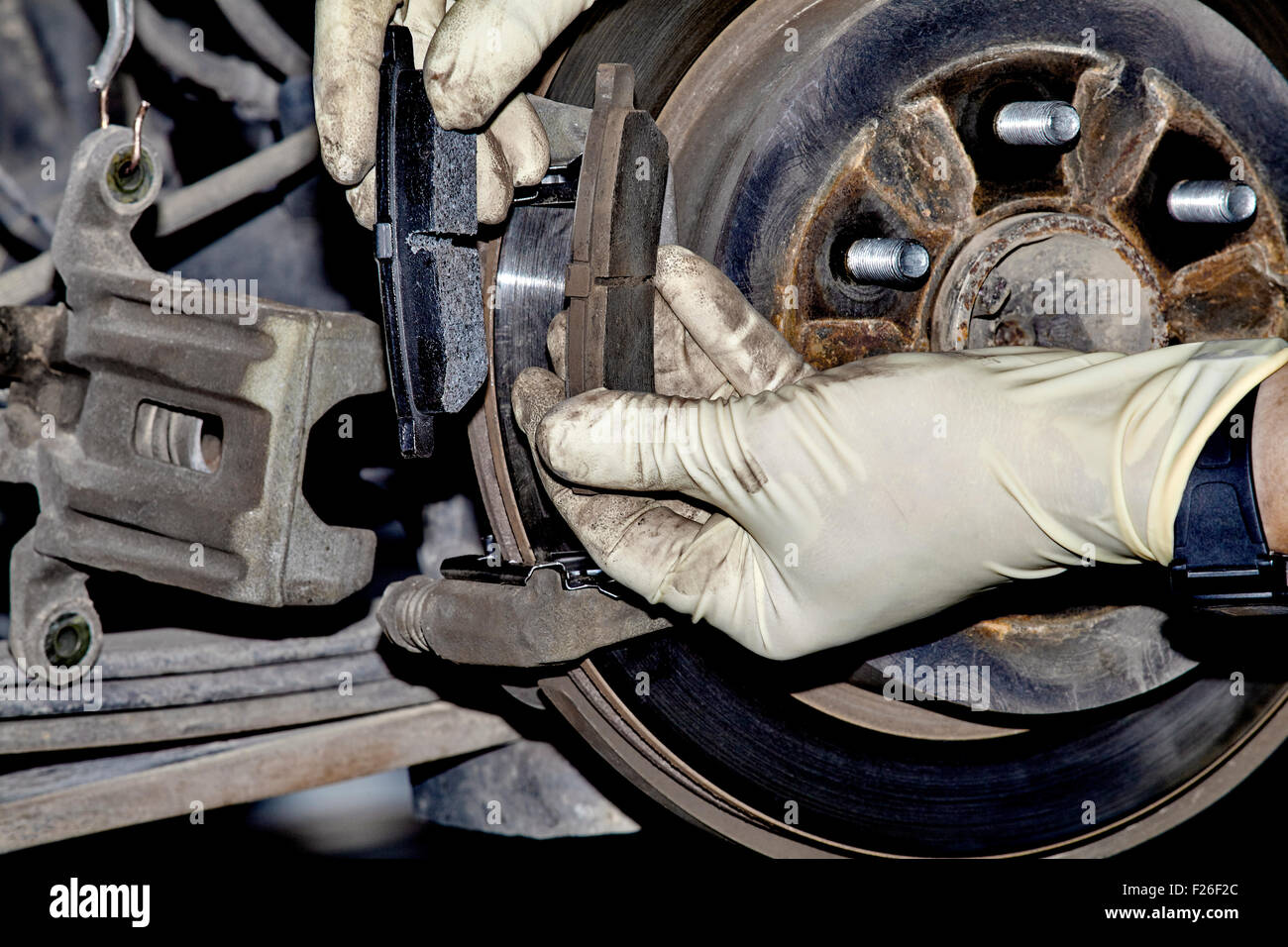 Cambiar pastillas de freno mecánico en un coche Fotografía de stock - Alamy