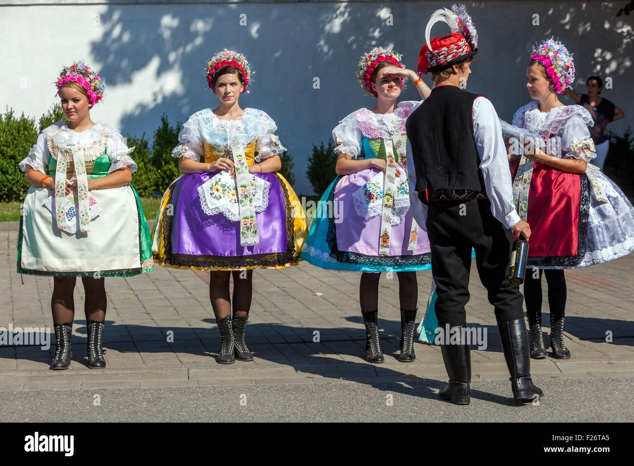 Moravia del Sur, Mujeres en trajes típicos, Velke Pavlovice, República Checa, Europa Foto de stock