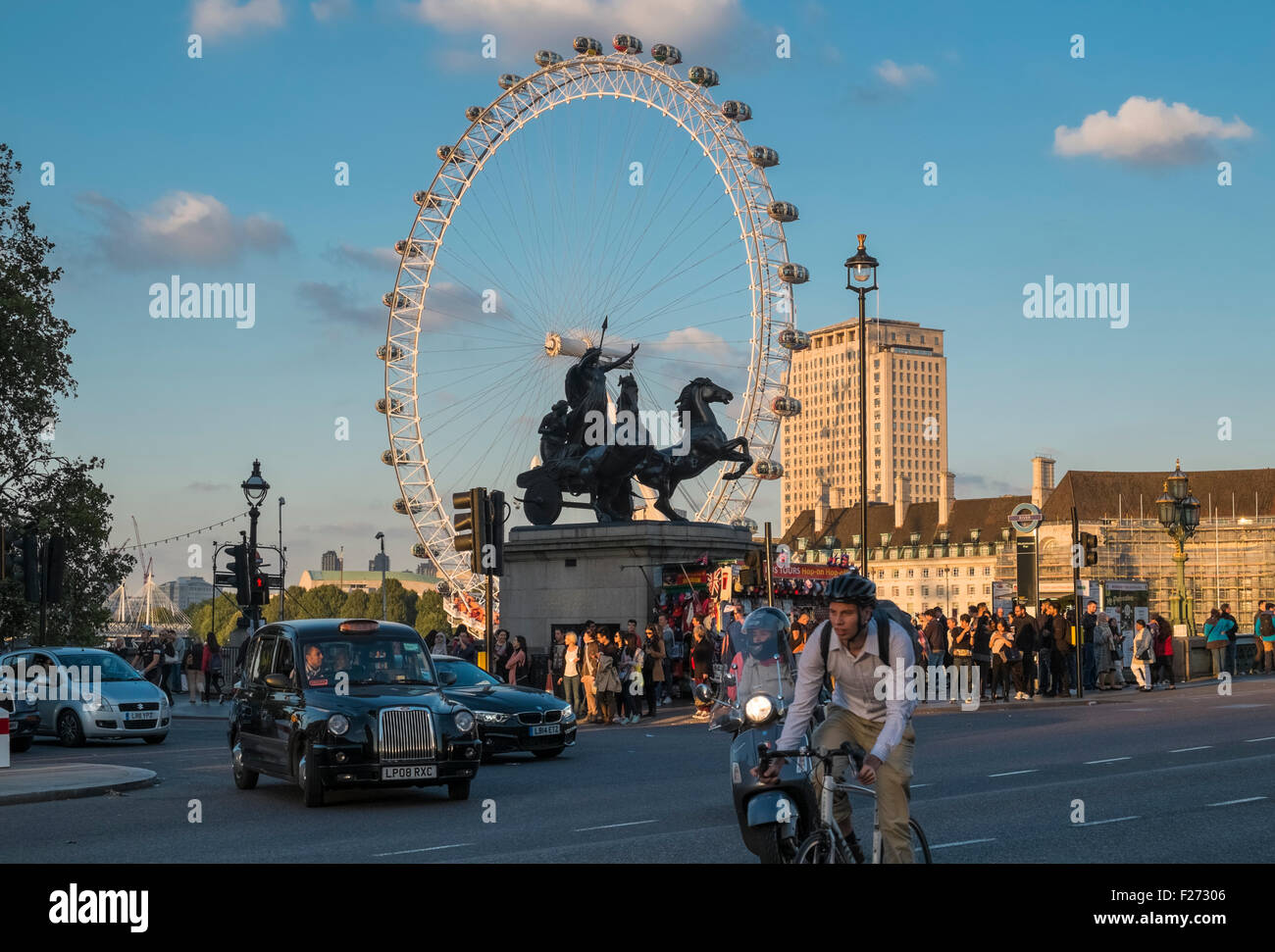 London Eye, visto desde el punto turístico popular cerca de Westminster Bridge, Londres, Inglaterra Foto de stock