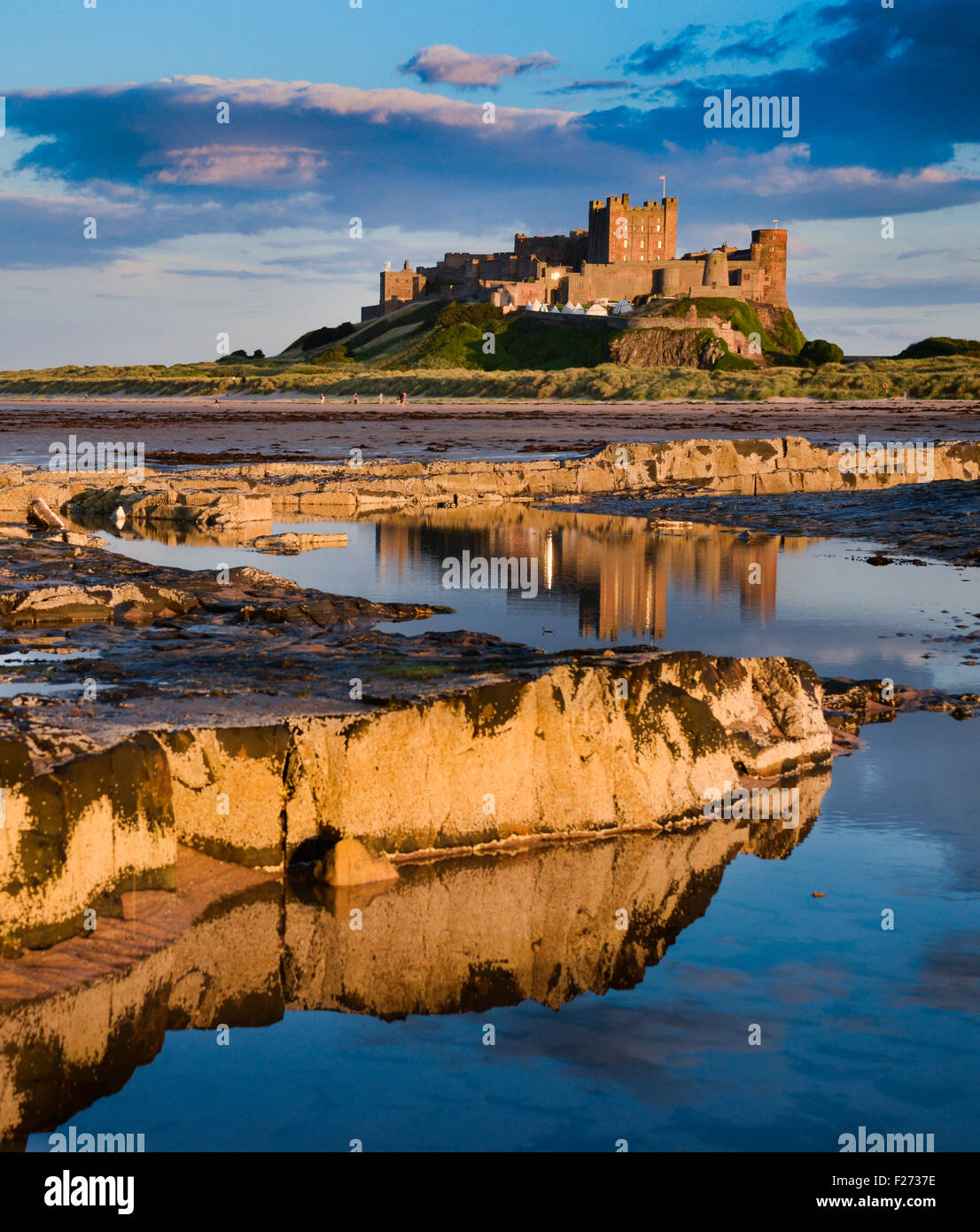 Bamburgh Castle en el noreste de la costa de Northumberland. Una vez que la residencia de los reyes de Northumbria. Foto de stock