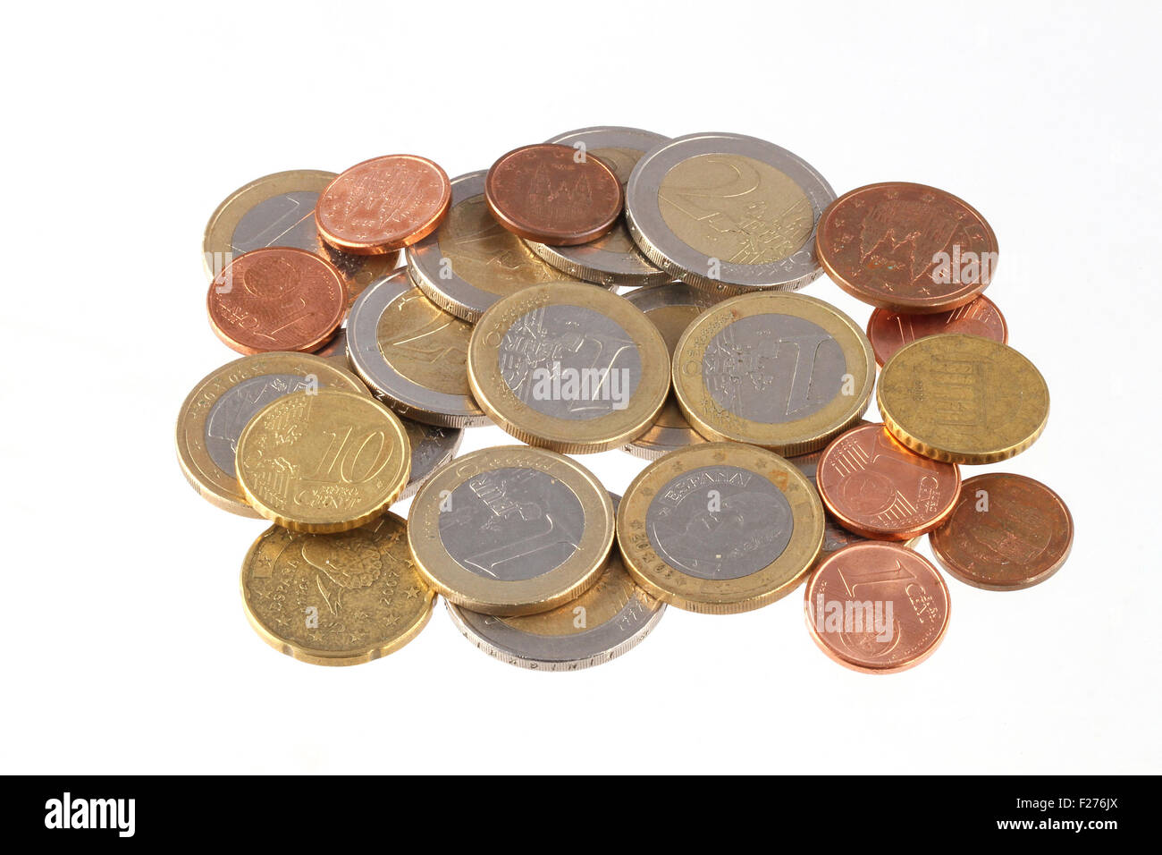Cerca de foto de las monedas en euros sobre un fondo completamente blanco. Foto de stock