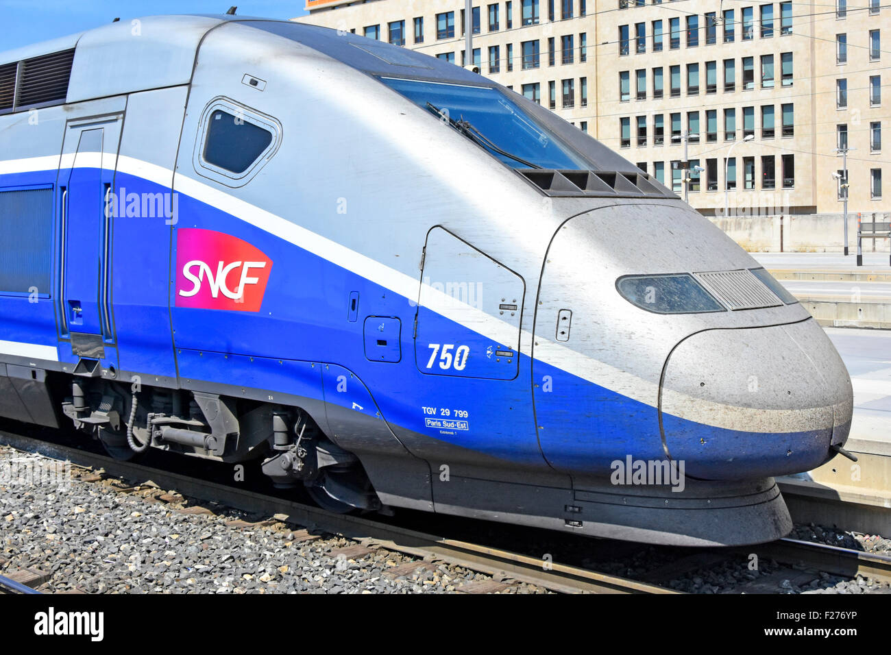 Tren de alta velocidad cerca de Francia aerodinámica SNCF TGV de alta velocidad tren de pasajeros en la estación francesa de Marsella a punto de zarpar de plataforma Foto de stock