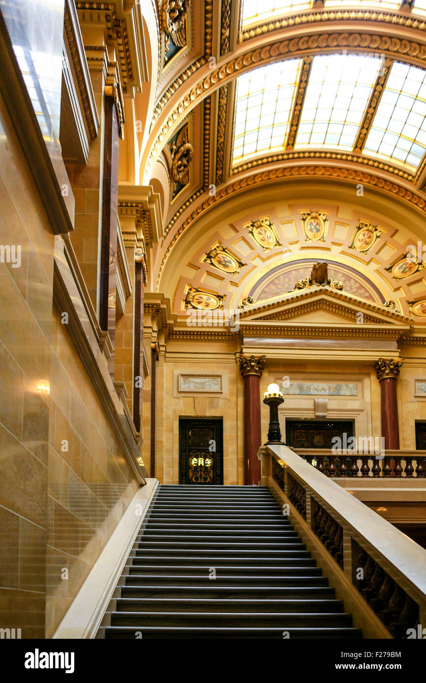 La escalera que conduce a la tercera planta en el interior del edificio del Capitolio del estado de Wisconsin en Madison Foto de stock