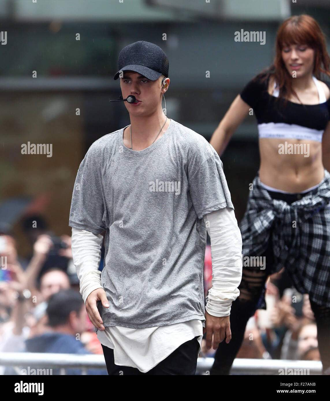 Justin Bieber realiza en NBC "TODAY Show' en el Rockefeller Plaza el 10 de septiembre de 2015 en la Ciudad de Nueva York. Foto de stock