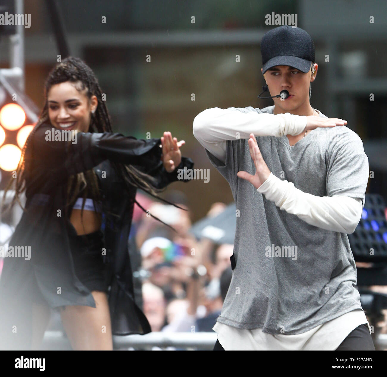 Justin Bieber realiza en NBC "TODAY Show' en el Rockefeller Plaza el 10 de septiembre de 2015 en la Ciudad de Nueva York. Foto de stock