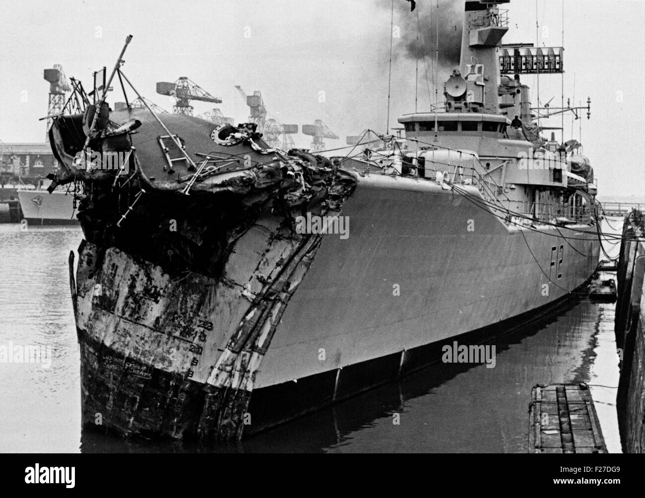 AJAXNETPHOTO. 13 noviembre, 1975. PORTSMOUTH, Inglaterra. - CRUNCH! - Foto JUNTO A LA BASE NAVAL DOCKYARD con 14 pies de su arco destrozaron; La Fragata clase LEANDER GP ACHILLES (2500 toneladas). La fragata colisionó con el petrolero liberiano alianza olímpico 1 millas S.E. De Dover, cerca de rosca VARNE en la noche del 12/13 de noviembre de 1975. Tres miembros de la tripulación resultaron heridos en Achilles. Foto:Jonathan EASTLAND/AJAX REF:25_11_75 Foto de stock