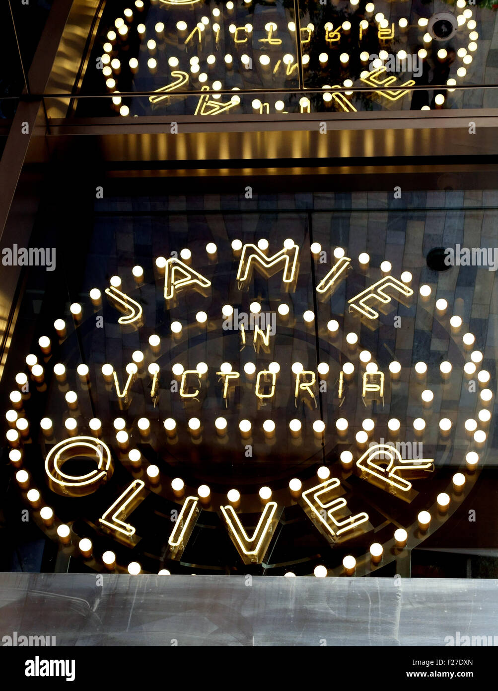 Signo de Jamie Oliver restaurante en Victoria, Londres Foto de stock