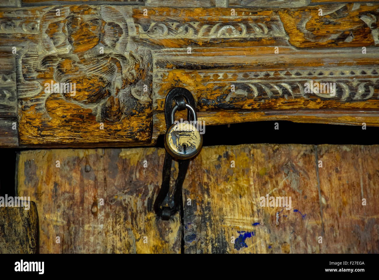 Bloqueos antiguos en las puertas en el monasterio de Tabo en el valle de Spiti india Foto de stock