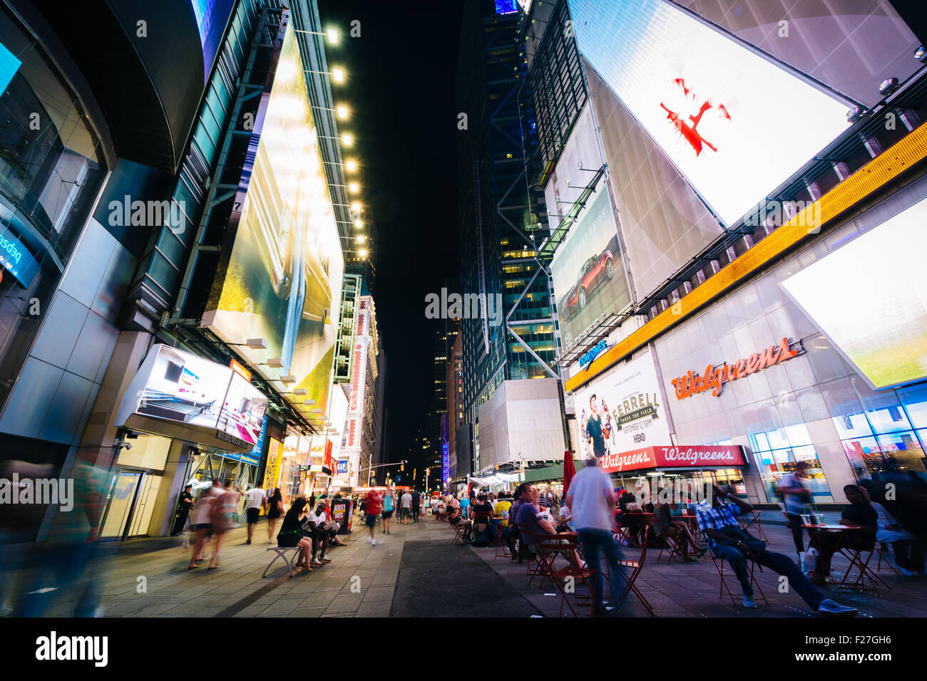 Times Square en la noche, en el centro de Manhattan, Nueva York. Foto de stock