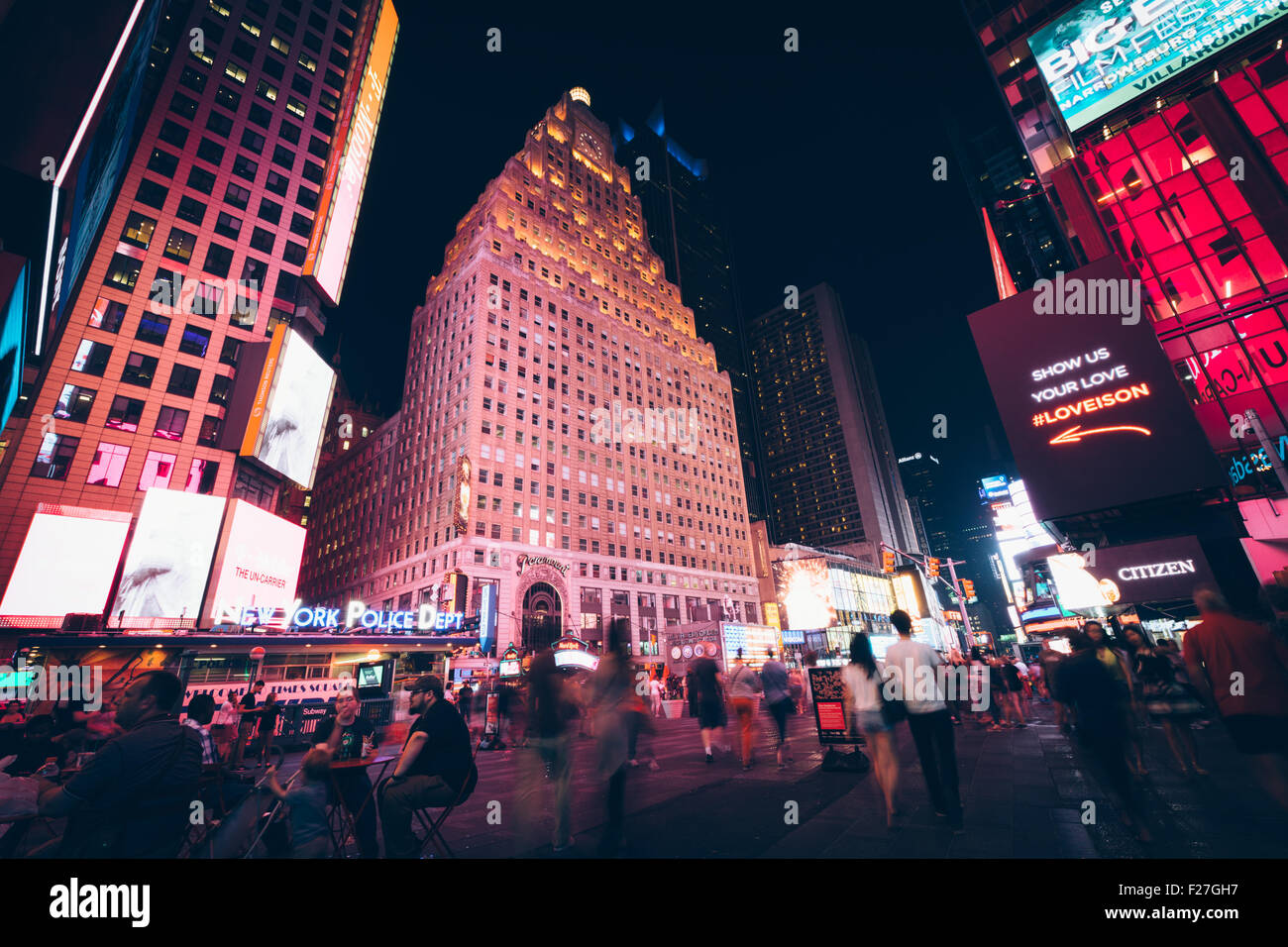 Times Square en la noche, en el centro de Manhattan, Nueva York. Foto de stock