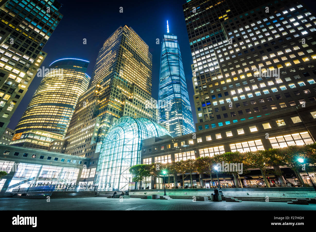 1 World Trade Center y edificios en Battery Park City en la noche, en el Bajo Manhattan, Nueva York. Foto de stock