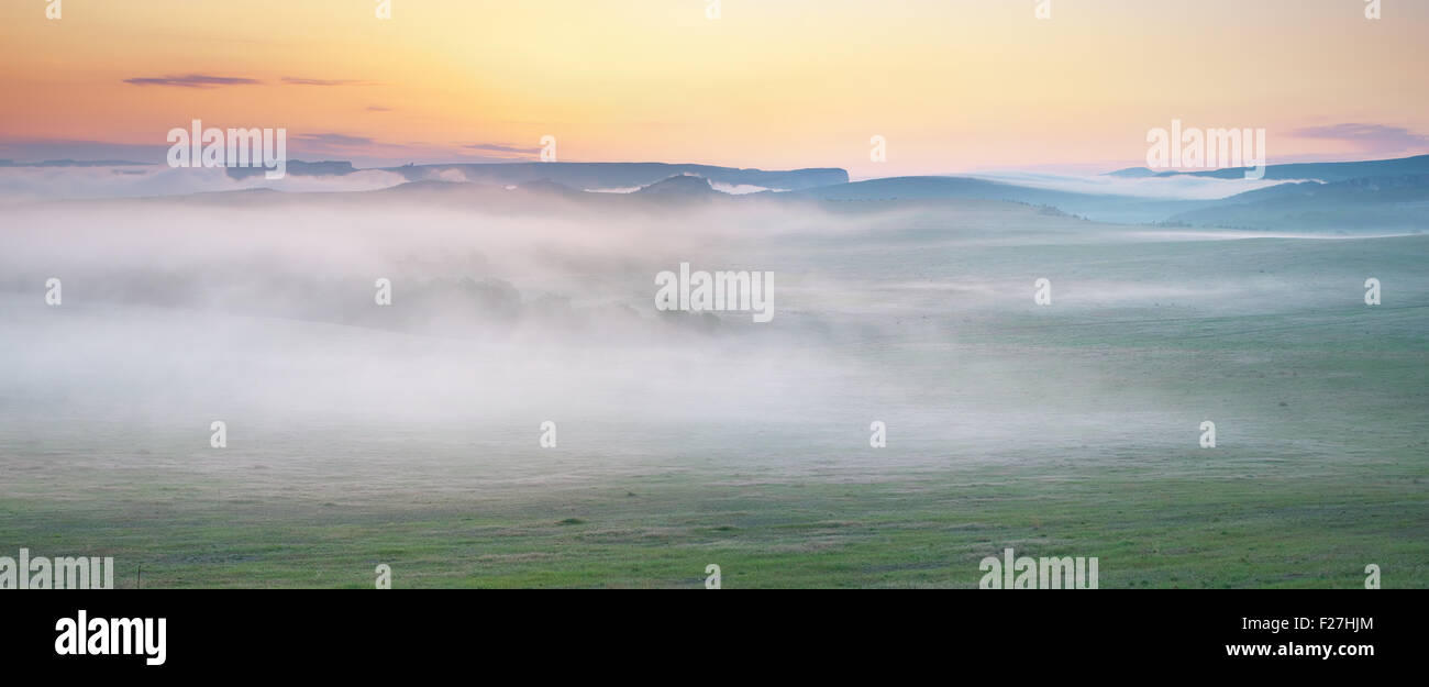 Panorámica de la montaña en la mañana. Composición de la naturaleza. Foto de stock