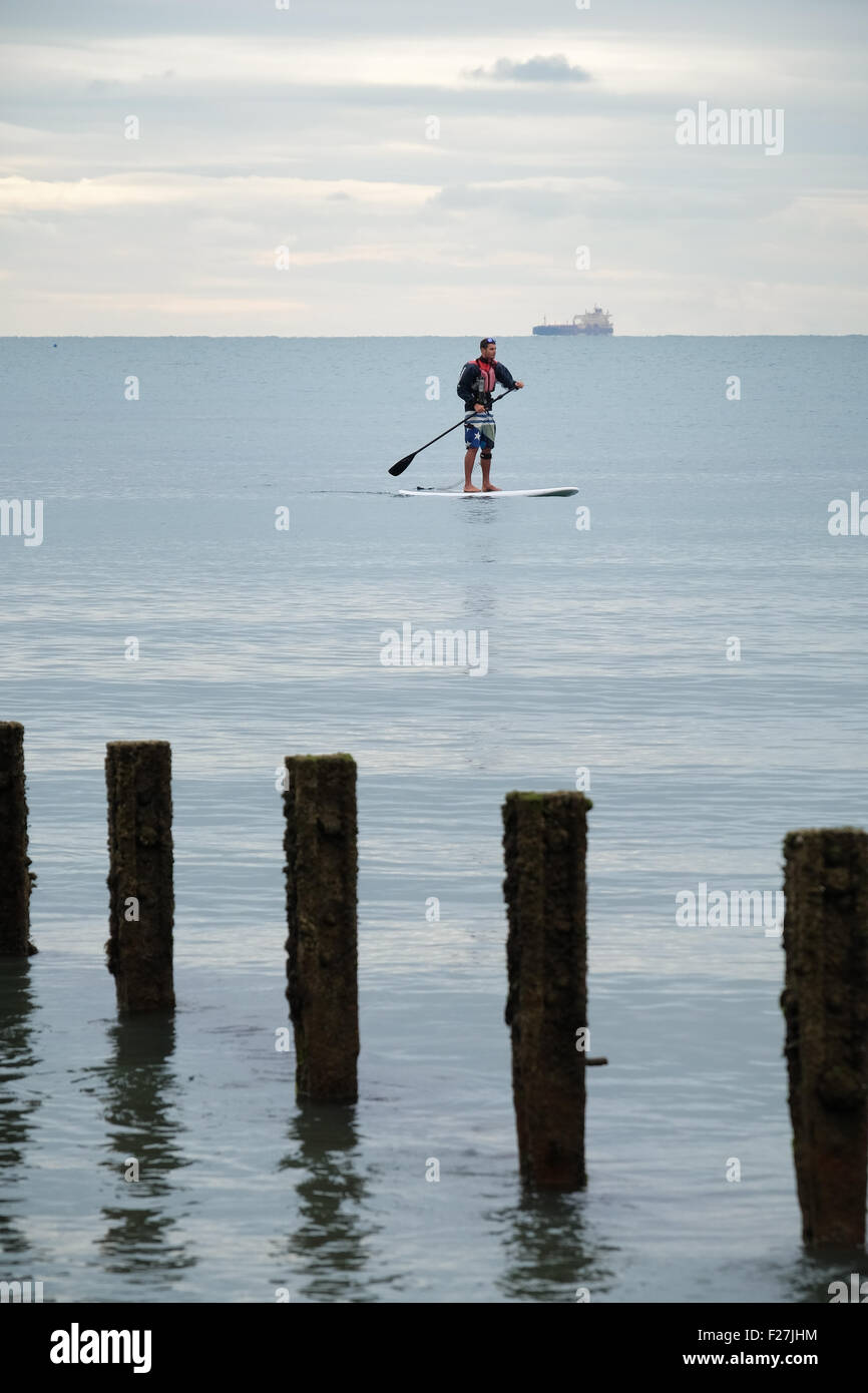 Una paleta boarder en las tranquilas aguas de la Bahía de Sandown Foto de stock