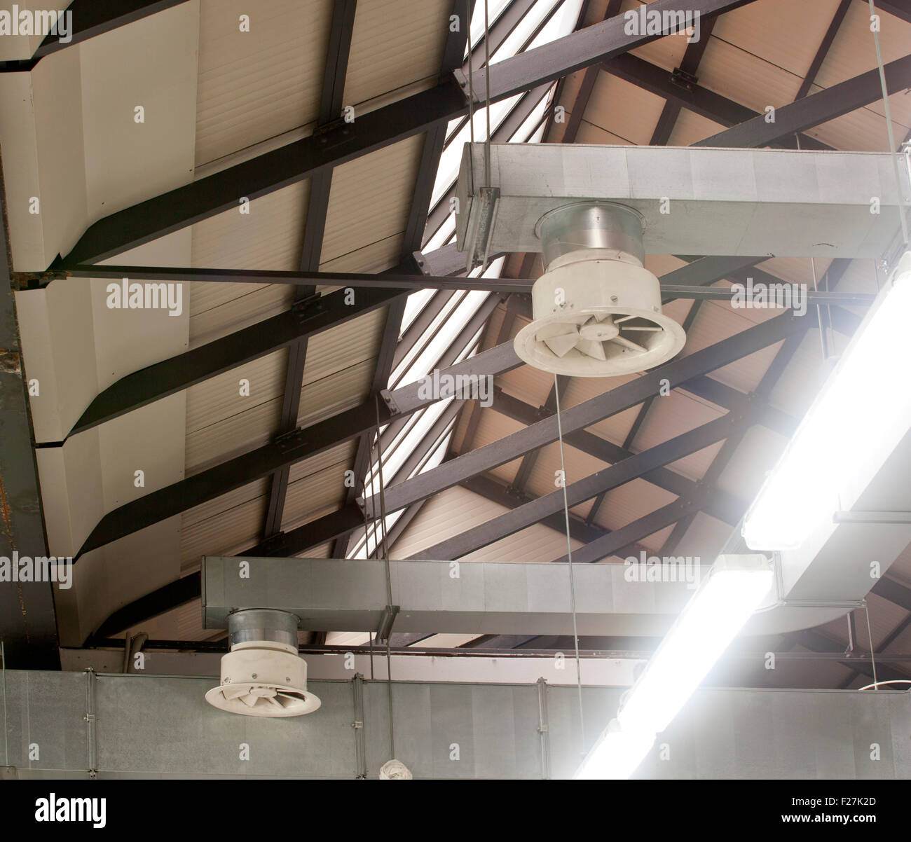 Los rodetes en un techo industrial Foto de stock