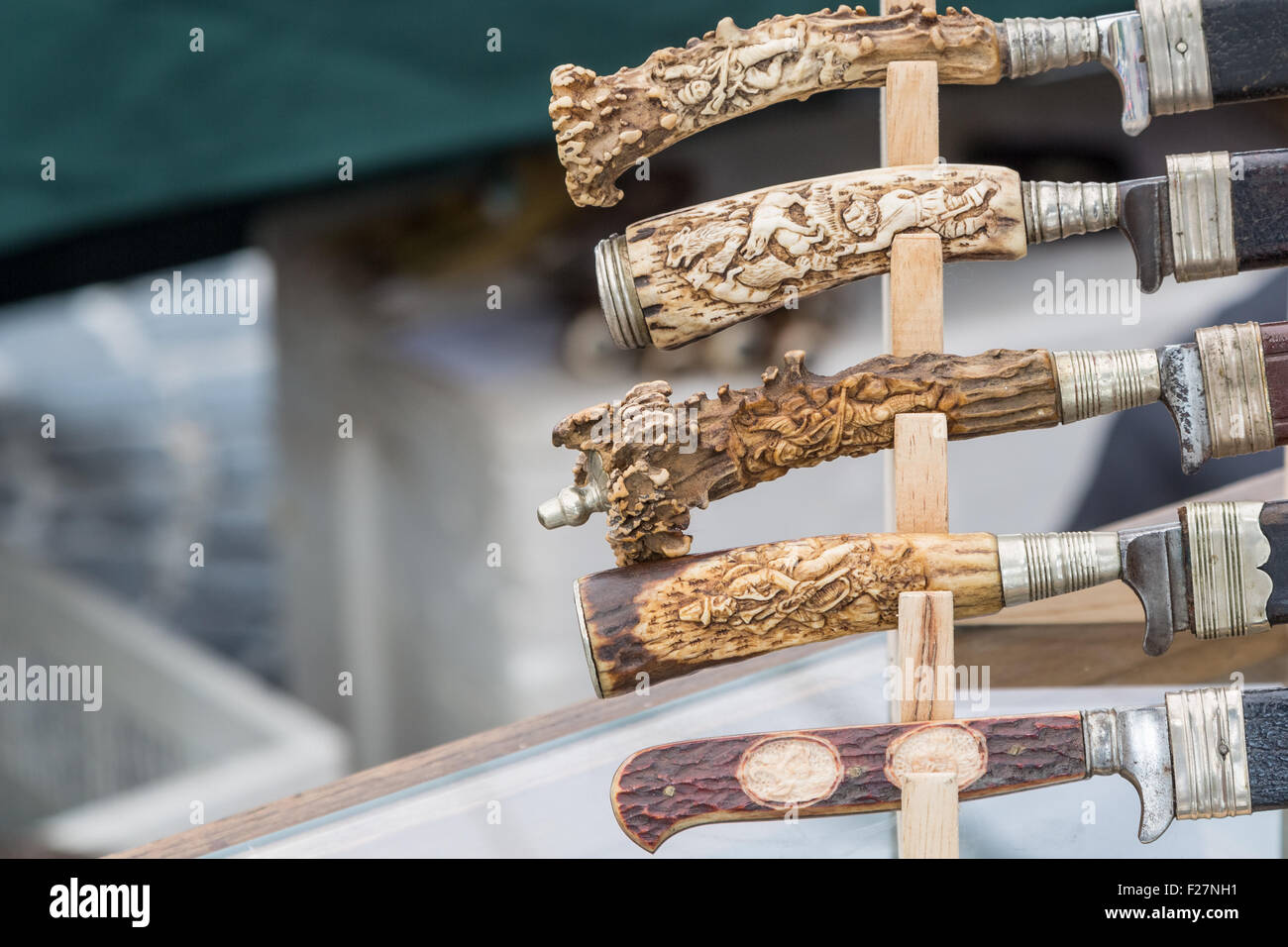 Mangos de cuchillos tallados ornamentados de madera utilizada para la caza  Fotografía de stock - Alamy