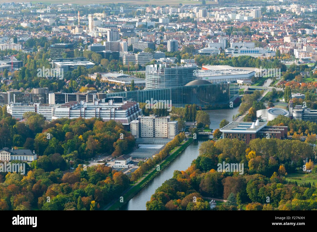 Francia, Estrasburgo, edificios de instituciones europeas, Palacio de Europa, Instituto de Derechos Humanos y parlamento Europeo (vista aérea) Foto de stock