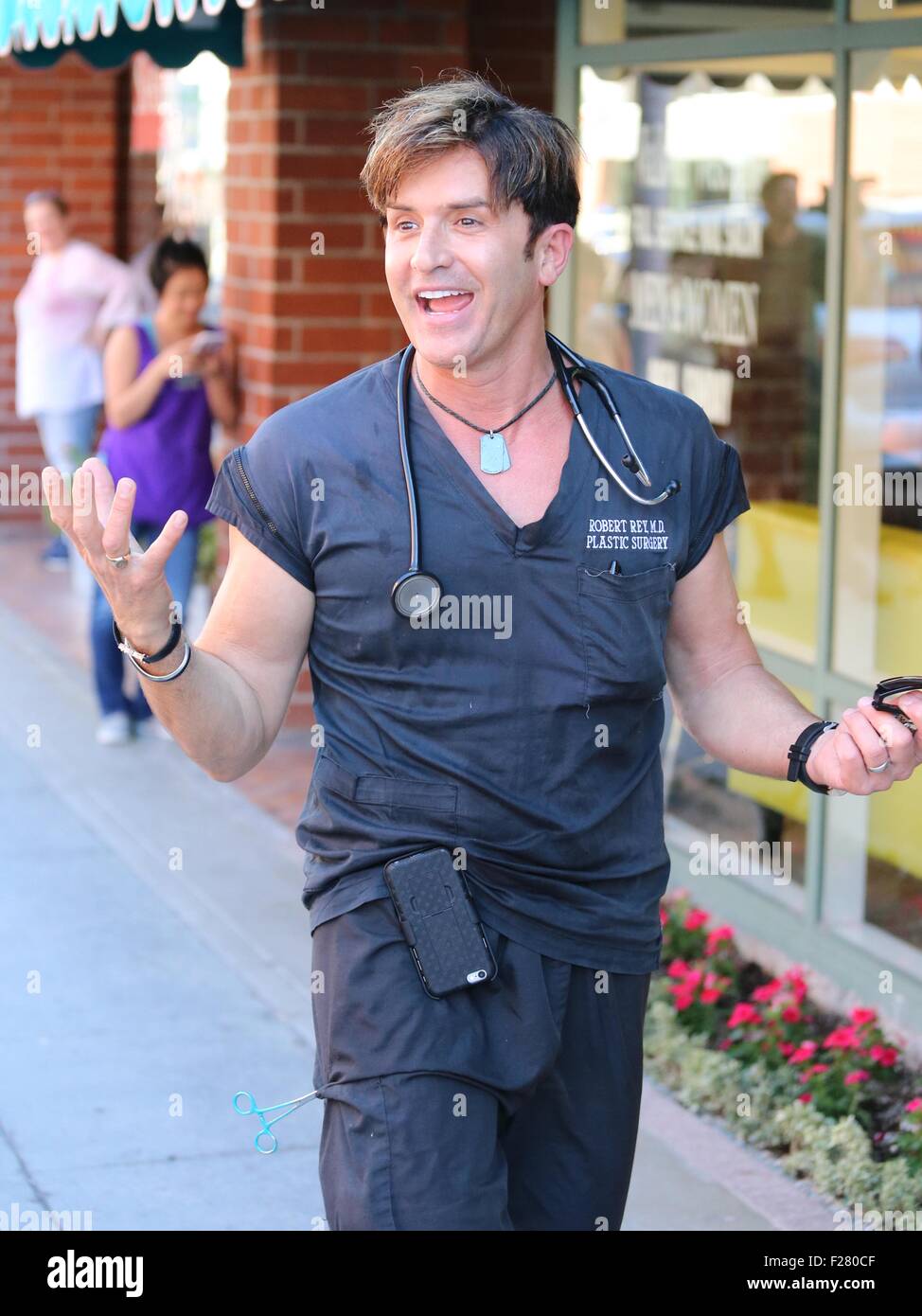 El Dr. Robert Rey, cirujano plástico de las estrellas en Beverly Hills