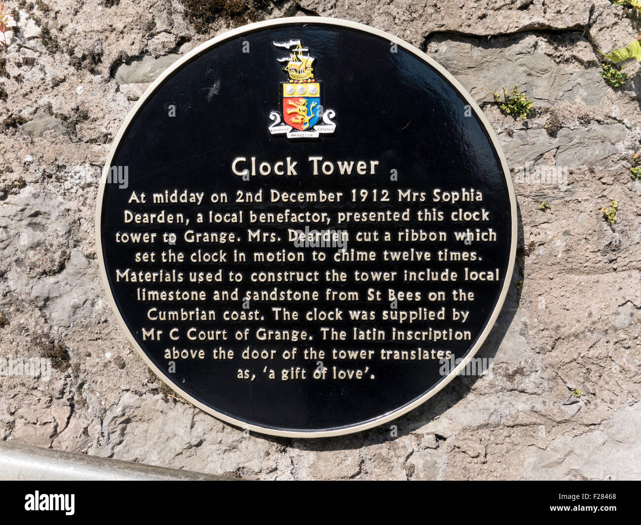 Dedicación placa dando la historia de la torre del reloj en Grange-over-Sands Cumbria Inglaterra Foto de stock