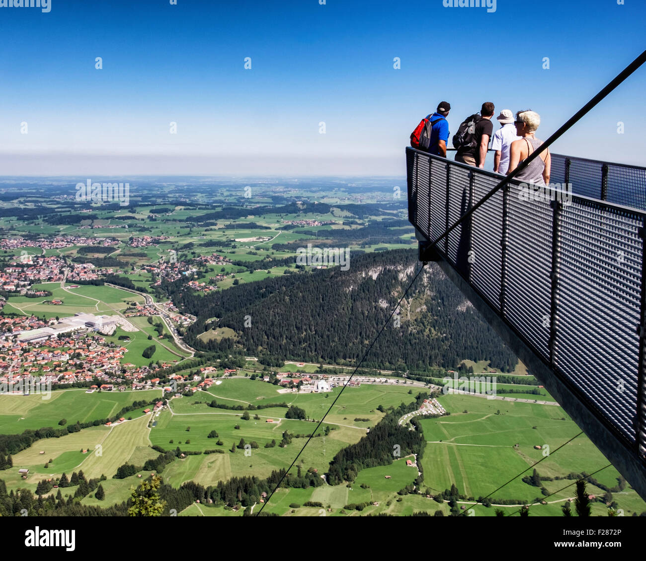 Los turistas mira vista de Pfronten, Berghaus Allgaü plataforma de  visualización sobre la montaña Breitenberg en rango de Tannheim, Baviera,  Alemania Fotografía de stock - Alamy