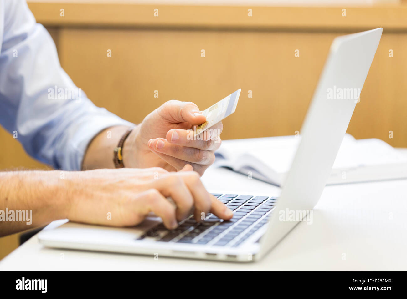 Hombre de negocios informal pagar en línea con tarjeta de crédito. ecommerce Foto de stock