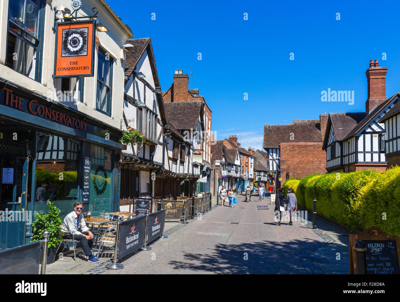 Pubs, tiendas y cafés en el Friar Street en el centro de la ciudad, Worcester, Worcestershire, Inglaterra, Reino Unido. Foto de stock