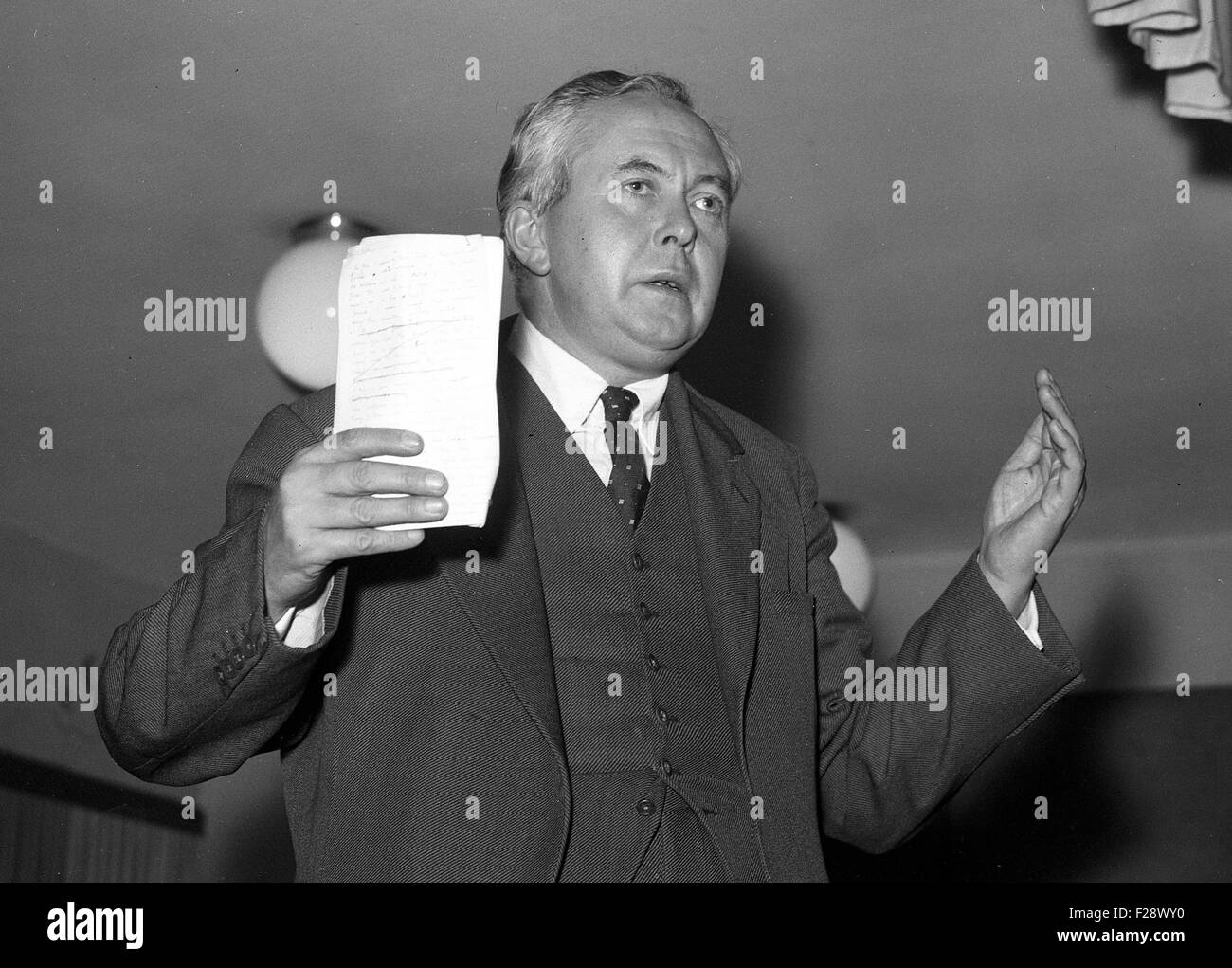 El político británico Harold Wilson habla en la región de West Midlands 27/10/1957 Foto de stock