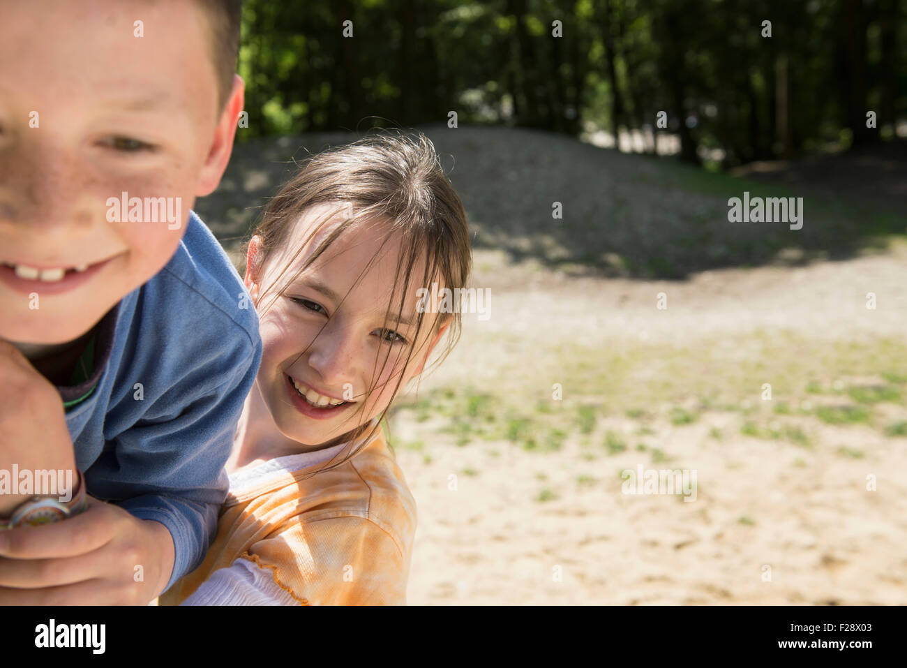 Niño y niña jugando en el patio de recreo, Munich, Baviera, Alemania Foto de stock
