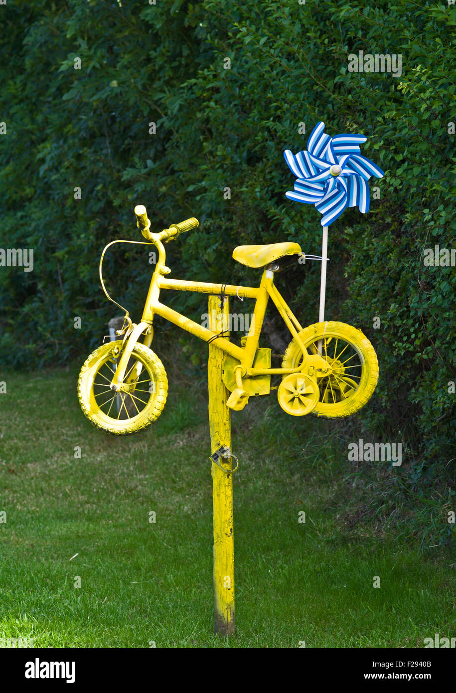 Bicicleta amarilla decorada fotografías e imágenes de alta resolución -  Alamy