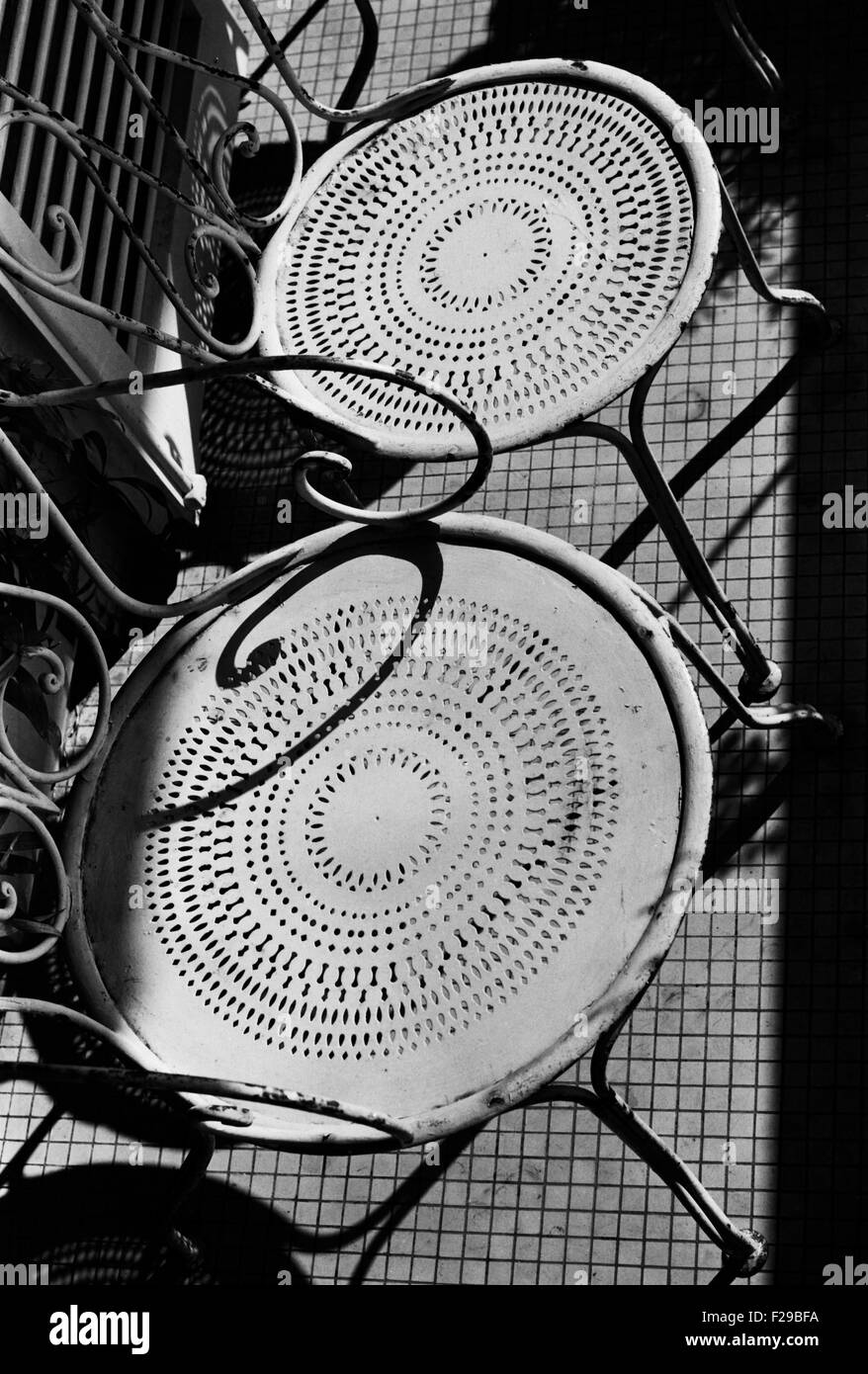 AJAXNETPHOTO. Lardos, Francia. - Terraza - un par de sillas 1950 sillas de jardín de hierro forjado bajo la luz solar del verano. Foto:Jonathan EASTLAND/AJAX Ref:152503 Foto de stock
