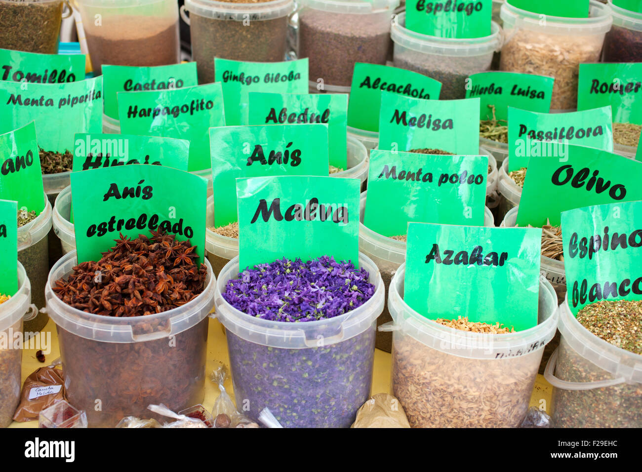 Hierbas medicinales en un mercado callejero Foto de stock