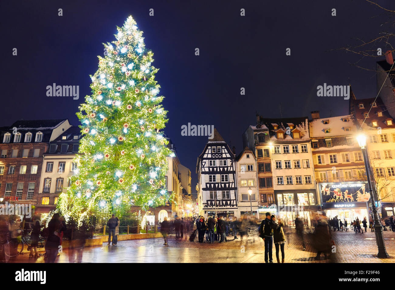 El gran árbol de Navidad en la Place Kléber en Navidad. Estrasburgo. Bas-Rhin. Alsacia. Francia Foto de stock