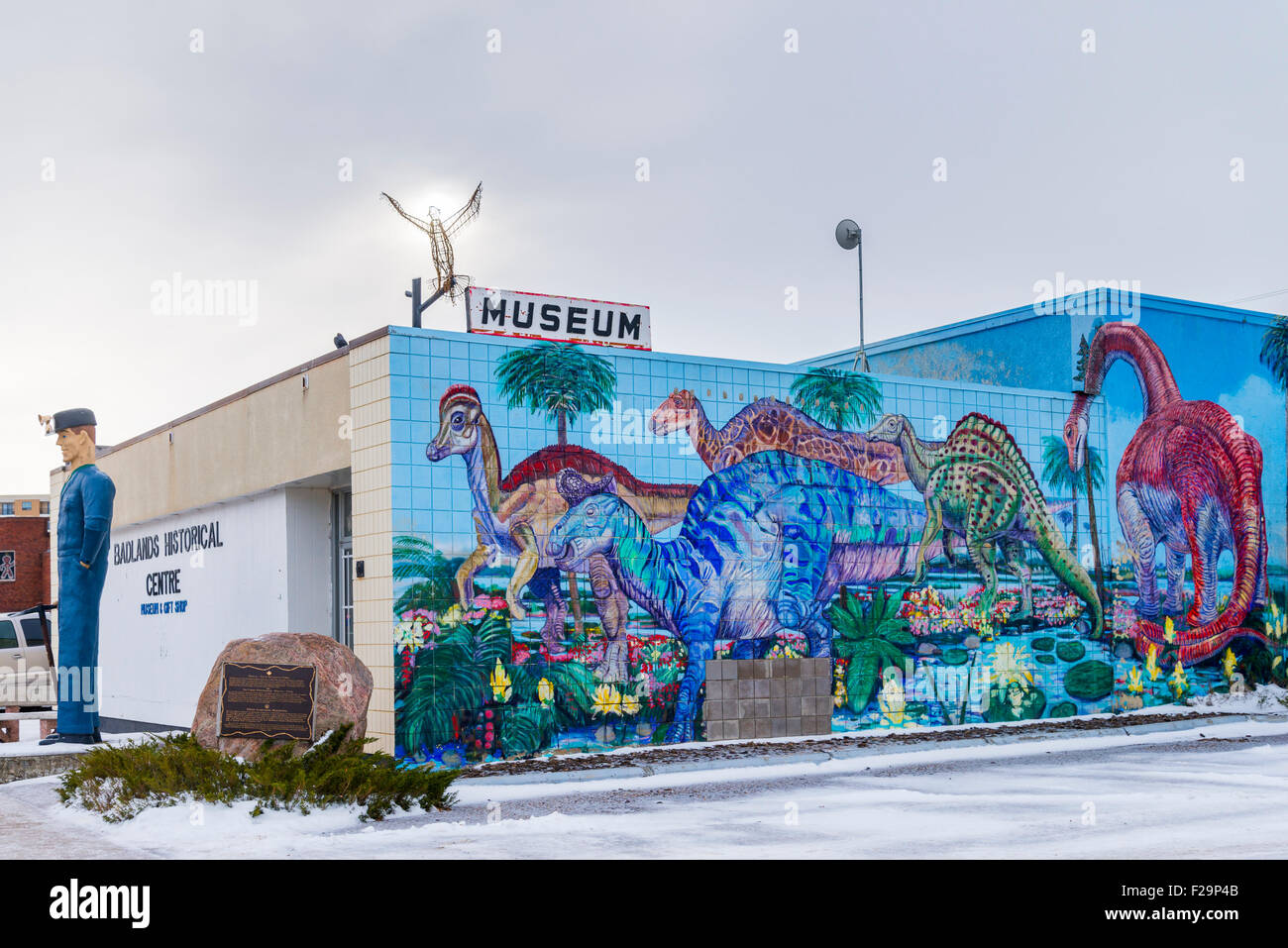 Mural de dinosaurios en el centro histórico de los badlands Drumheller, Alberta, Canadá Foto de stock