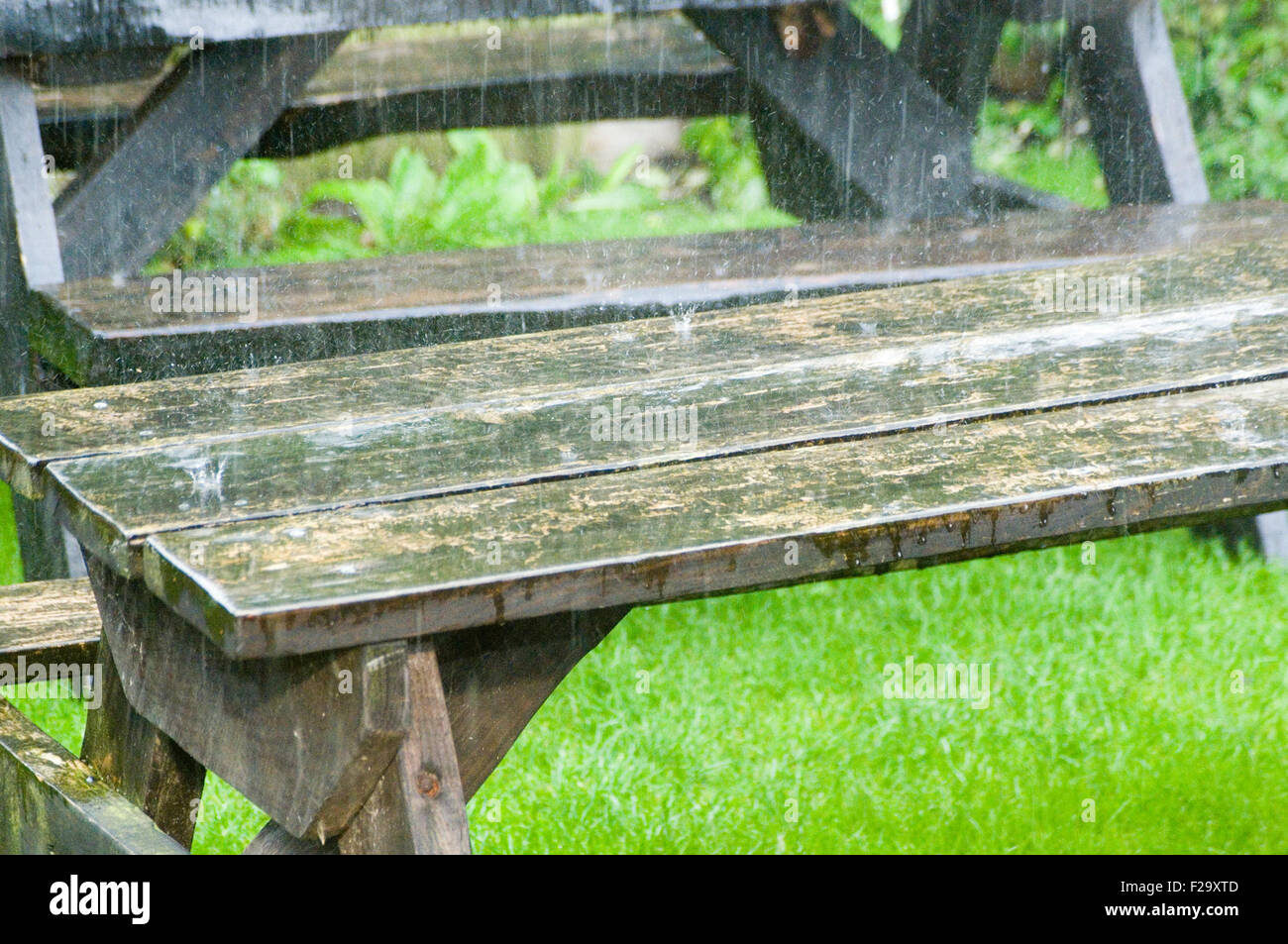 El clima húmedo picnic picnic tabla tablas de English Summer Rain lloviendo verano lluvioso día fue decolorar fuertes splash Foto de stock