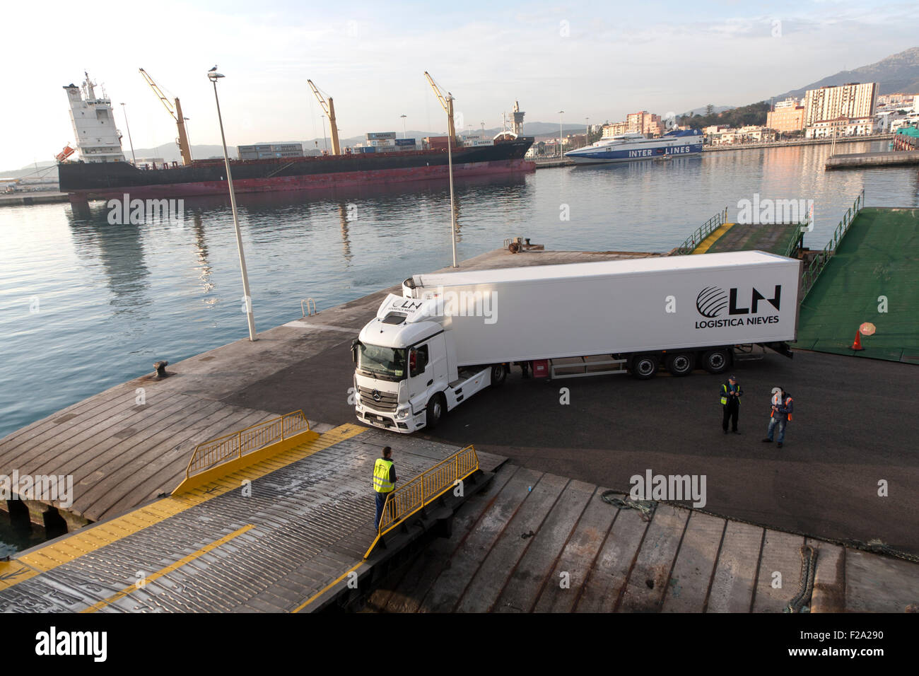 Ferry de embarque de vehículos pesados de mercancías en el puerto de Algeciras, España Foto de stock