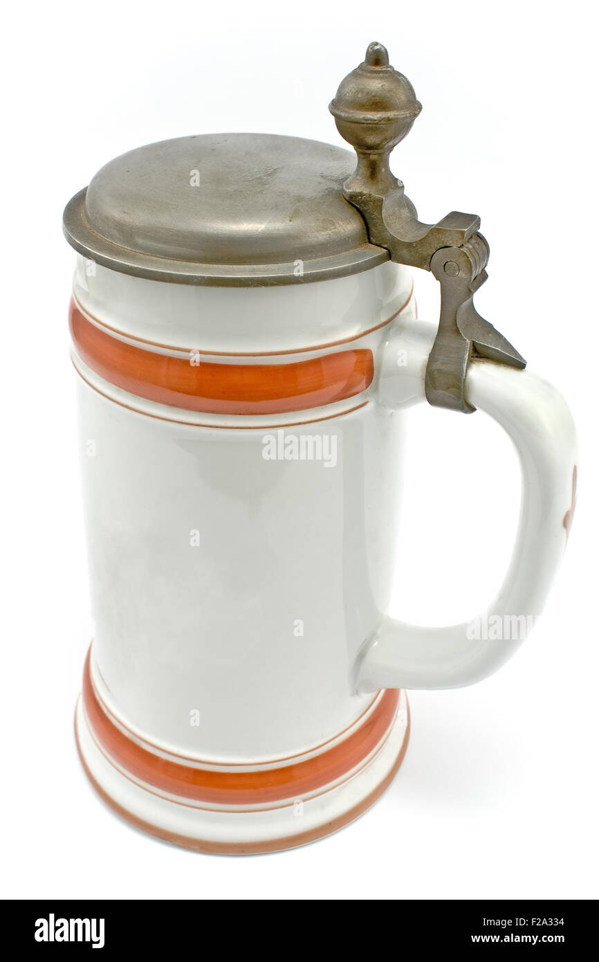 Porcelana jarra de cerveza bávara aislado en blanco Foto de stock