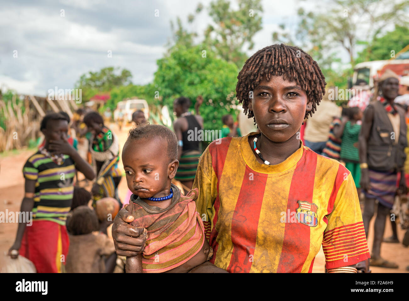 Retrato de una mujer de la tribu de Hamar con su bebé en el sur de Etiopía. Foto de stock