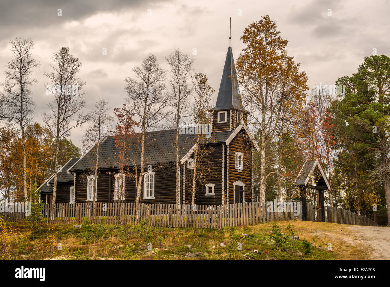En la iglesia histórica Somadal, Hedmark, Noruega en otoño. Foto de stock