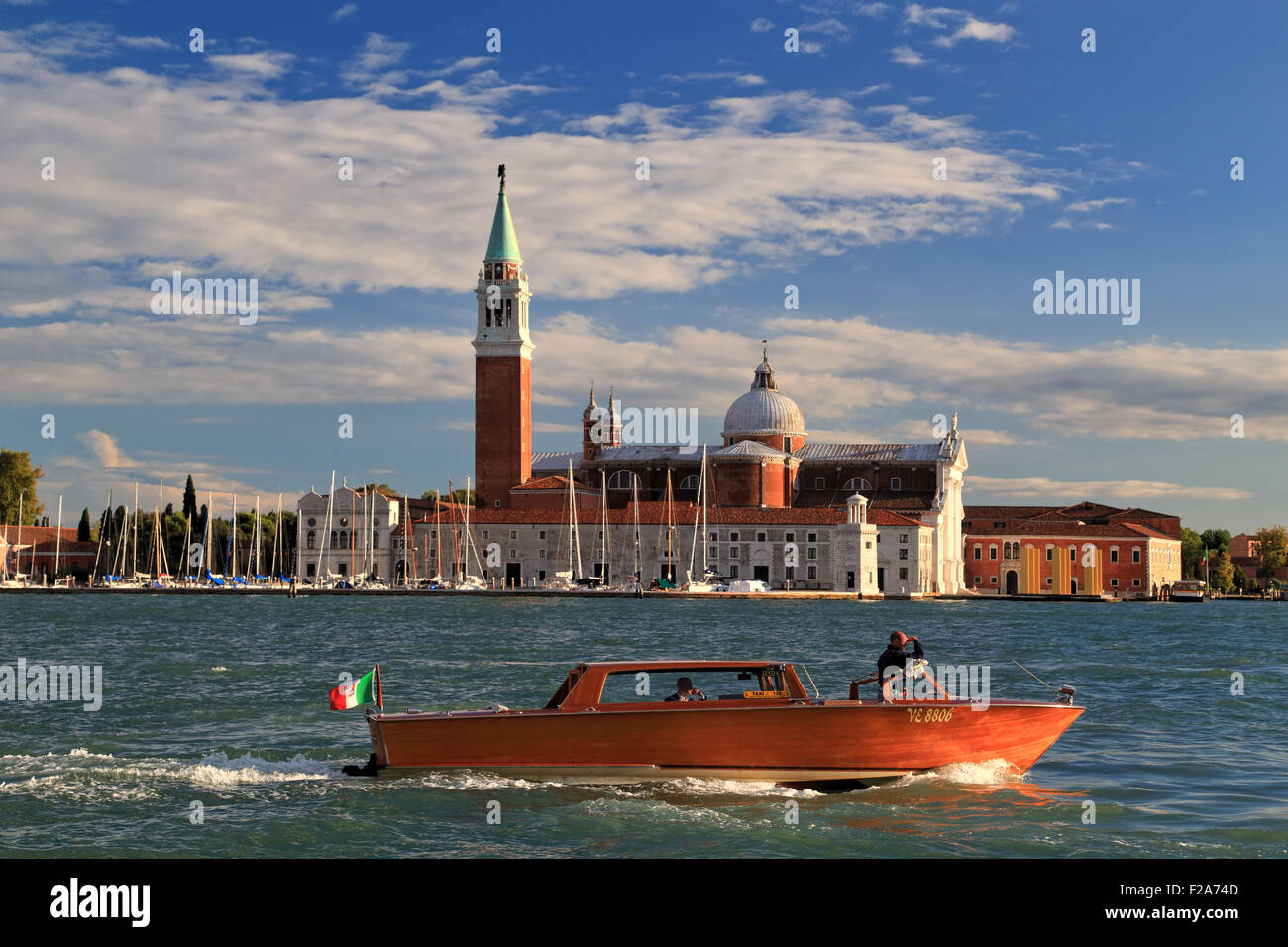 Barco-taxi de agua. Isola di San Giorgio Maggiore Isla, Venecia, Italia. Foto de stock