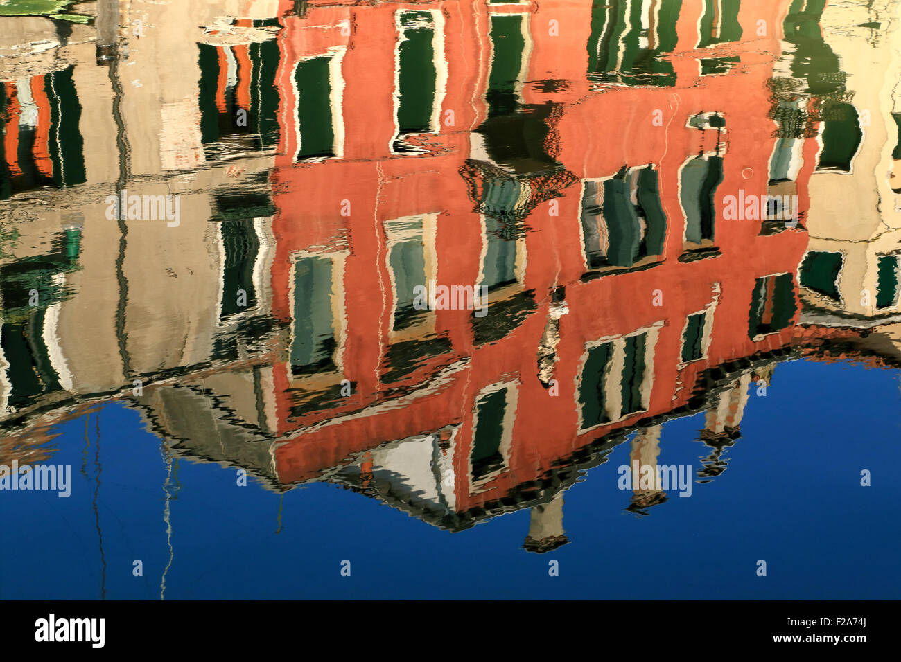 Reflejo de agua. Río de l'Arzere. Edificio Venecia reflejando en un canal de Dorsoduro. Foto de stock