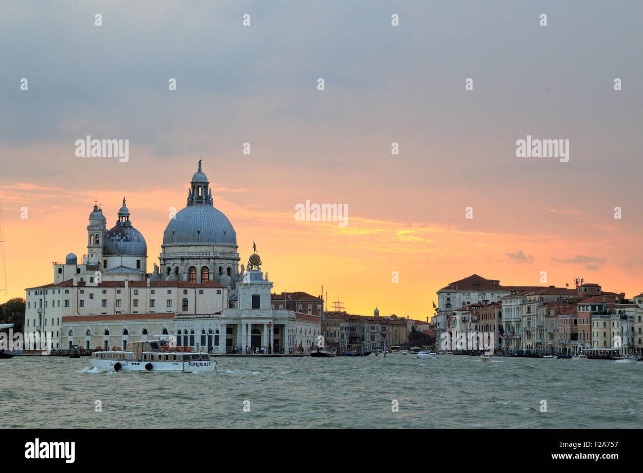 La puesta de sol. Venecia, Italia. Punta della Dogana y la Basílica di Santa Maria della Salute Foto de stock